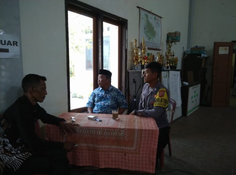Bhabinkamtibmas Brigadir Mulyono Haryanto Sambang Warga dan Sampaikan Imbauan Kamtibmas Terkait Antisipasi Kerawanan Selama Musim Hujan