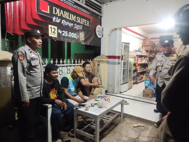 Anggota Polsek Pancalang Laksanakan Patroli Malam untuk Jalin Komunikasi Kamtibmas dengan Pemuda yang Sedang Berkumpul di Warung