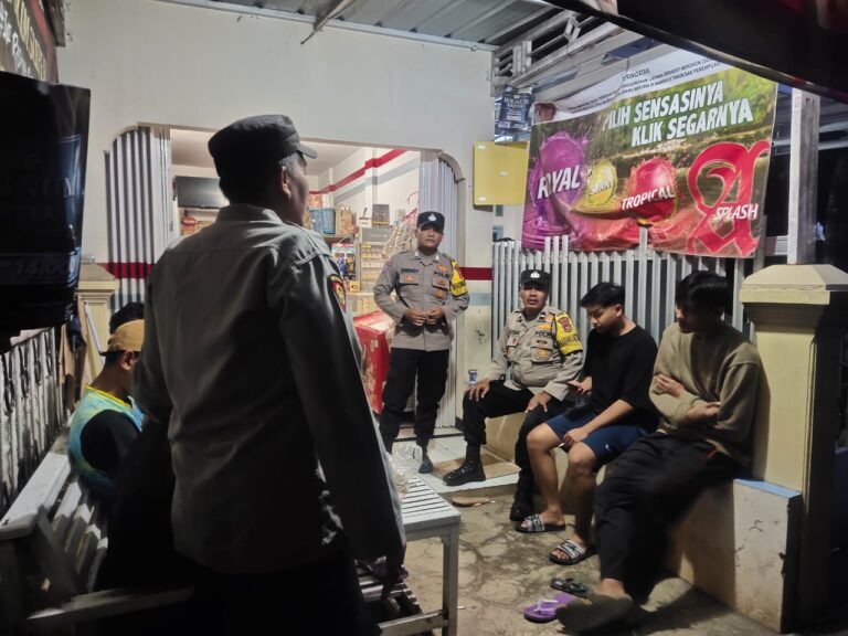 Polsek Pancalang Laksanakan Patroli Malam untuk Jalin Komunikasi Kamtibmas dengan Pemuda yang Sedang Nongkrong di Warung