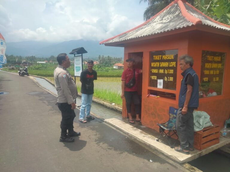 Bhabinkamtibmas Polsek Kramatmulya Laksanakan Cooling System Sambangi Objek Wisata Sawah Lope Desa Cikaso Untuk Wujudkan Situasi Aman dan Kondusif