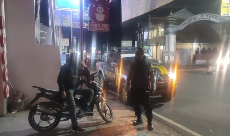 Jaga Keamanan di Wilayah Hukum Polsek Kramatmulya Rutin Laksanakan Patroli Malam