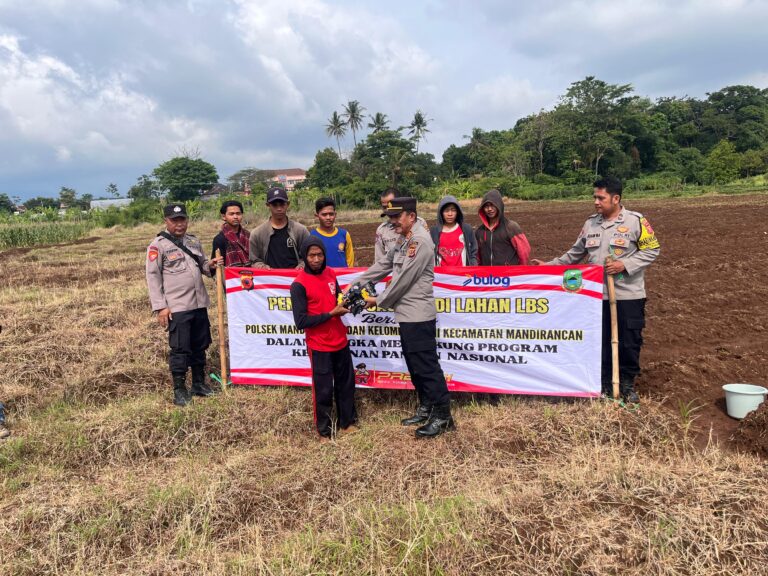 Laksanakan Penanaman Jagung Hibrida di Lahan Kering, Polsek Mandirancan Dukung Ketahanan Pangan