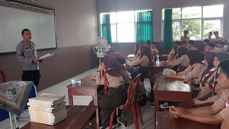 “Kapolsek Mandirancan Dorong Siswa SMPN 2 untuk Mengenal Pendidikan Internasional”