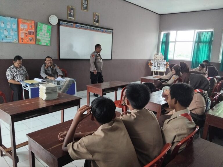 “Datangi SMPN 2 Mandirancan Kanit Propam Polsek Mandirancan Beri Edukasi Pencegahan Narkoba dan Geng Motor”