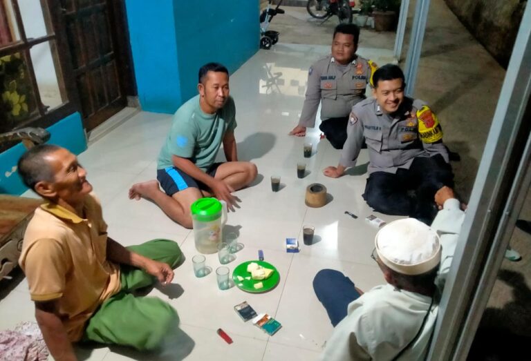 Polsek Pasawahan gelar patroli dialogis di Desa Padamatang dan Kaduela, bangun kesadaran warga pentingnya menjaga kamtibmas