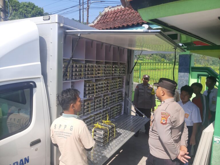 Polsek Pasawahan Pastikan Keamanan dan Ketertiban Penyaluran MBG di Wilayah Kec.PasawahanTetap Kondusif