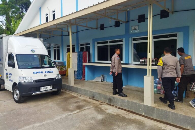 Polsek Pasawahan Sambangi Sekolah-Sekolah di Kec.Pasawahan, Pastikan Program MBG Berjalan Baik