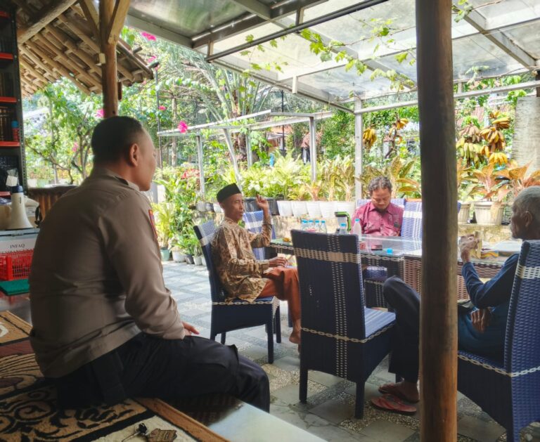 Sambang Desa, Bhabinkamtibmas Ciwiru Bangun Komunikasi dan Dengar Aspirasi Warga