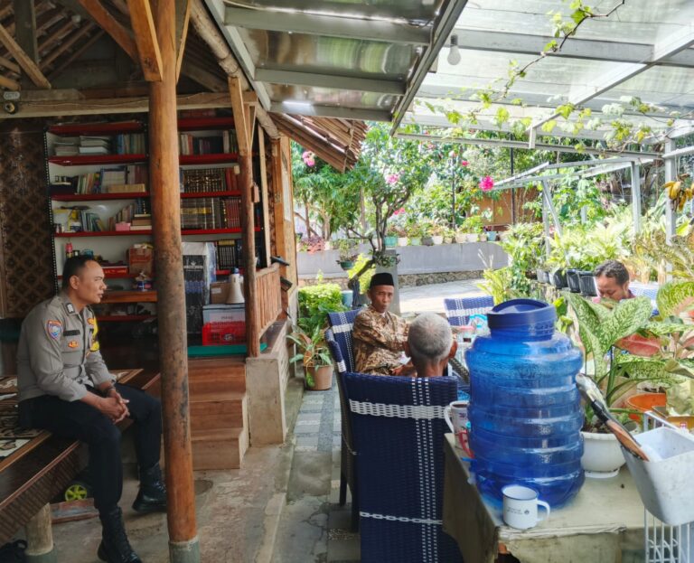 Bhabinkamtibmas Desa Ciwiru Laksanakan Patroli Sambang, Ajak Warga Jaga Kamtibmas