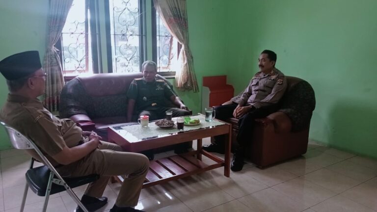 Dorong Sinergitas Kamtibmas dan Kesiapsiagaan Masyarakat, Kapolsek Mandirancan Dialogis Dengan Kepala Desa Sukasari