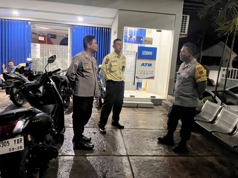Di Tengah Hujan, Polisi Mandirancan Pastikan ATM Aman
