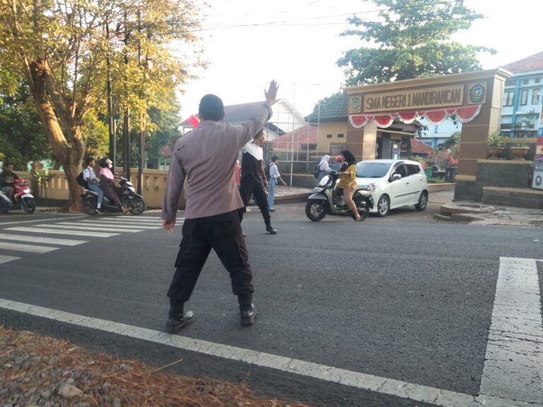 Dedikasi Pagi Polsek Mandirancan, Menjaga Keselamatan Pelajar SMUN 1 Mandirancan