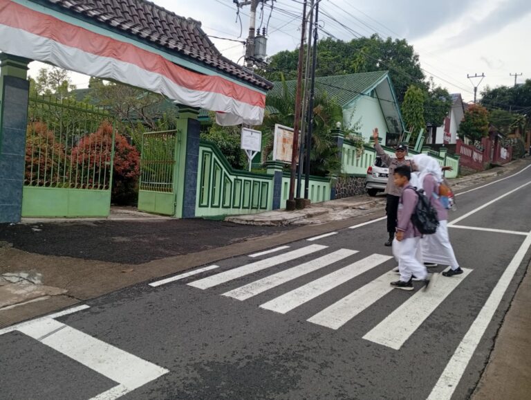 Pengamanan Pagi, Polsek Pasawahan Gencarkan Gatur Lalu Lintas Demi Kelancaran Aktivitas Warga