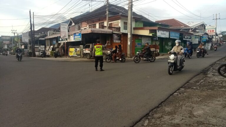 “Jaga Arus Lalu Lintas di Pagi Hari, Polsek Mandirancan Turun Langsung”