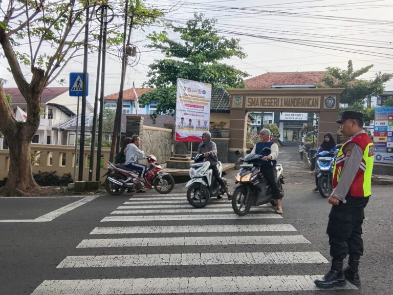 “Jaga Arus Lalu Lintas dan Keselamatan Pelajar, Polsek Mandirancan Hadir Pagi Hari”
