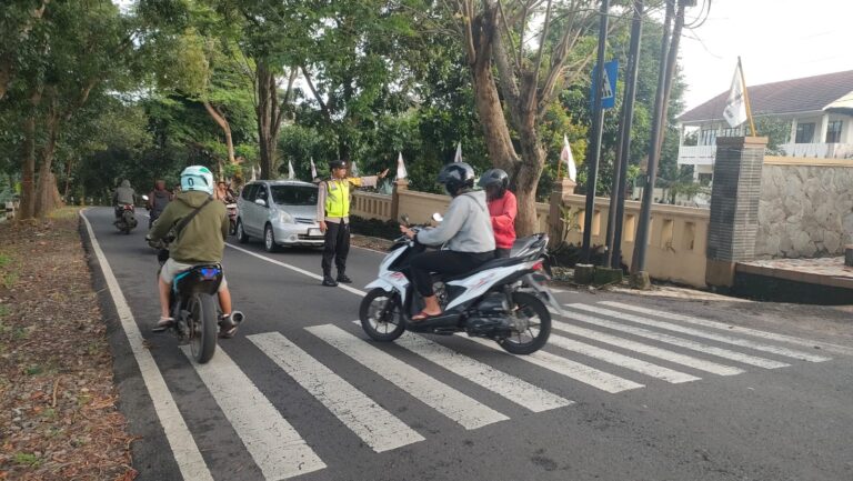 “Atur Lalu Lintas Demi Kenyamanan Warga, Polsek Mandirancan Sigap Pagi Hari”