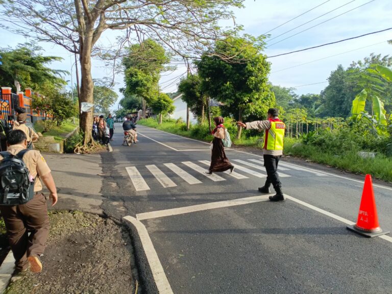 “Polsek Mandirancan Gencar Gatur Lalu Lintas Pagi Hari di Titik Rawan Kemacetan”