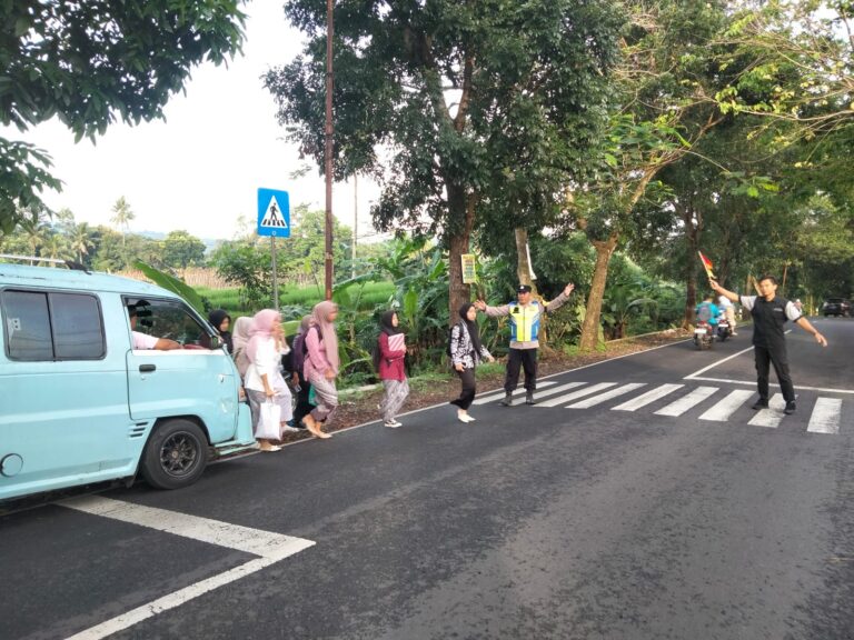 “Gatur Lalu Lintas di Sekitar Sekolah, Polsek Mandirancan Turun Tangan di Pagi Hari”