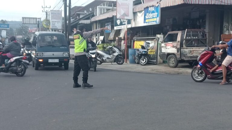 “Polsek Mandirancan Sigap di Pagi Hari: Pastikan Titik Rawan Kemacetan Lancar”