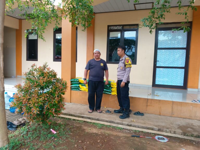 Personil Polsek Pancalang Gelar Penjualan Beras Murah sebagai Upaya Mendukung Program Ketahanan Pangan dan Menjaga Stabilitas Harga di Wilayah Kecamatan Pancalang