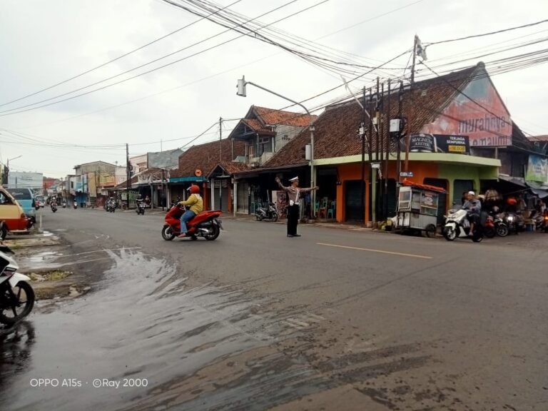 Jaga Ketertiban Pagi, Panit 2 Lantas Gandeng Masyarakat Tertib Berlalu Lintas