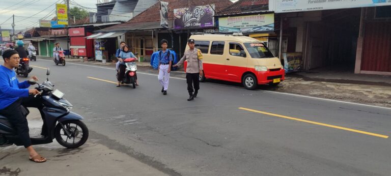 Polisi Bantu Atur Lalin di Depan SMPN 1 Cilimus, Siswa Lebih Terjamin Keselamatannya