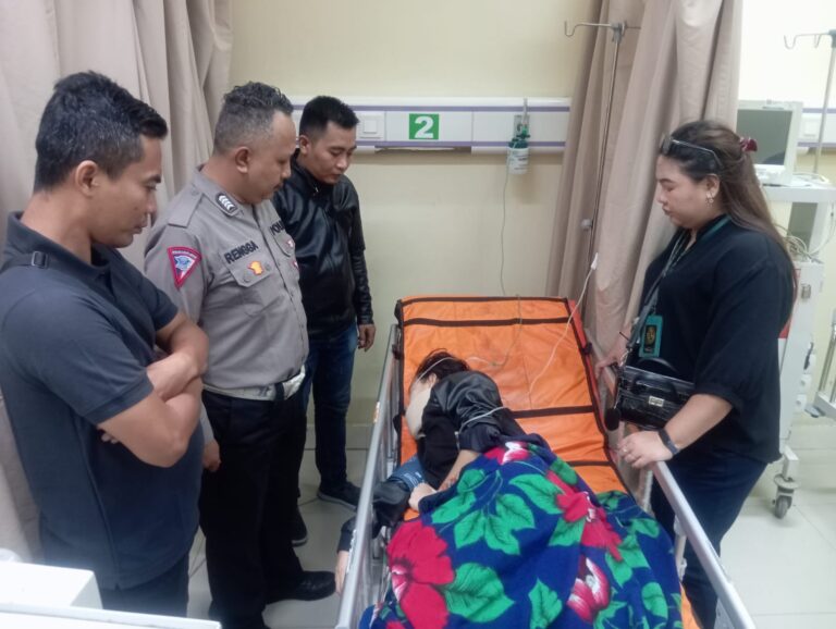 Motor Terjatuh Usai Diserempet, Dua Wanita Luka-Luka di Linggasana