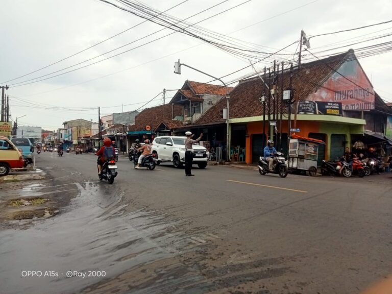 Panit 2 Lantas Polsek Cilimus Intensifkan PH Pagi Demi Kelancaran Arus Lalu Lintas