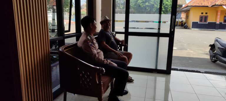 Bhabinkamtibmas Desa Bojong Intensifkan Sambang Jelang Musim Hujan