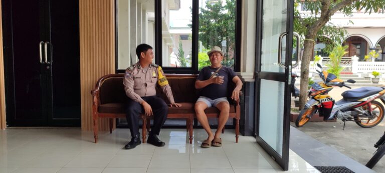 Sambang Desa Bojong, Bhabinkamtibmas Ingatkan Waspada Pohon Tumbang