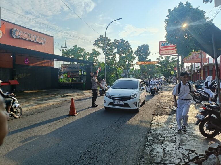 BRIGPOL AZIS P TURUN LANGSUNG AMANKAN ARUS PAGI DI WILAYAH LURAGUNG