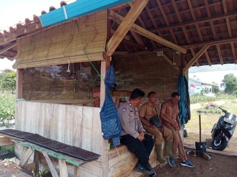 Bhabinkamtibmas Desa Geresik Silaturahmi dengan PPL Pertanian, Dukung Ketahanan Pangan