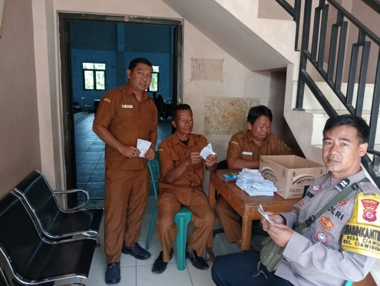 Bhabinkamtibmas Ciawilor Koordinasi dengan Perangkat Desa Antisipasi Gangguan Kamtibmas dan Bencana Alam