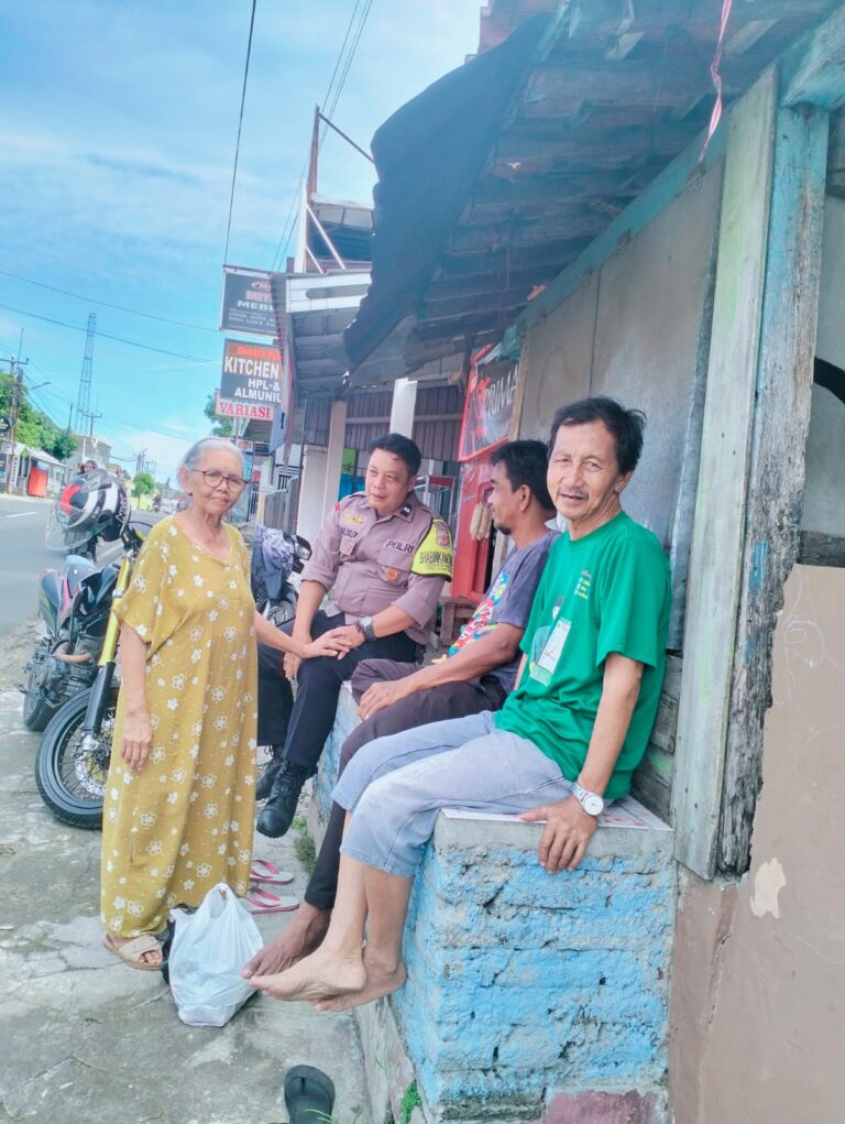 Bhabinkamtibmas Desa Kapandayan Laksanakan Patroli Lingkungan dan Sambang Warga Jaga Kamtibmas
