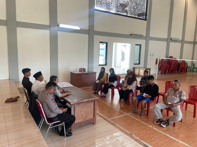 Bhabinkamtibmas Pamijahan Pastikan Penyaluran BLT DD Tepat Sasaran