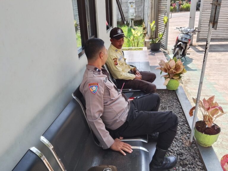 Bhabinkamtibmas Sambangi Satpam Gudang Wings di Desa Sidaraja, Perkuat Sinergi Jaga Kamtibmas