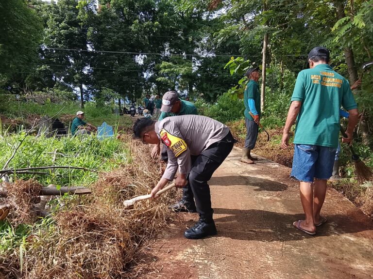 Bhabinkamtibmas Kadurama Bersama Warga Gotong Royong Bersihkan Rumput Liar di Sekitar TPU Dusun Wage