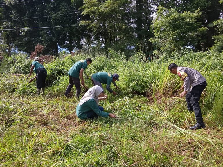 Bhabinkamtibmas Kadurama Bersama Warga Bersihkan Area TPU Dusun Wage