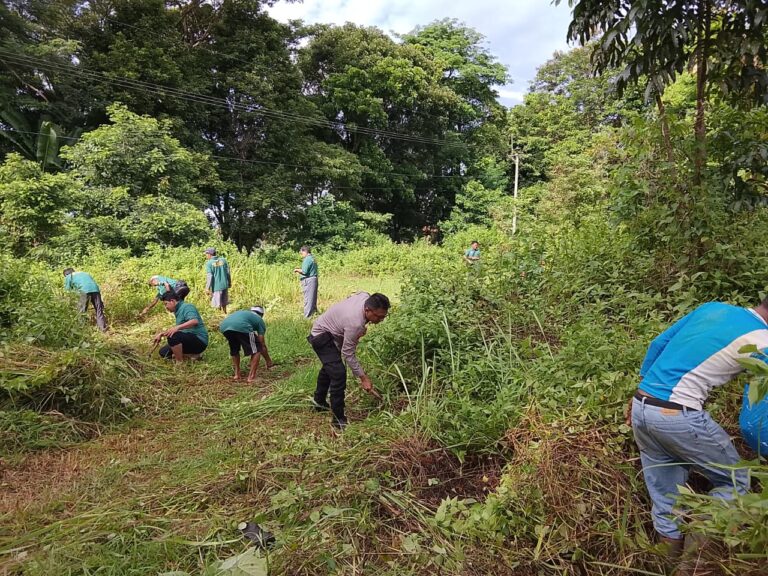 Sinergi Polri dan Warga Kadurama Laksanakan Kerja Bakti di TPU
