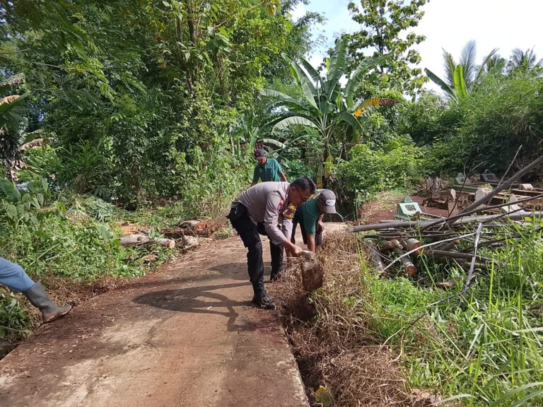 Wujud Kepedulian Lingkungan, Bhabinkamtibmas Kadurama Laksanakan Gotong Royong