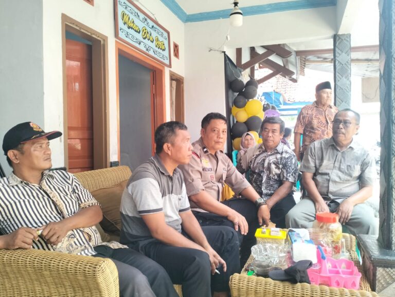 Bhabinkamtibmas Kapandayan Melakukan Pengamanan Hiburan Organ Dangdut Demi Kelancaran dan Keamanan Warga