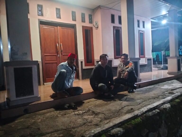 Bhabinkamtibmas Polsek Ciawigebang Sambangi Warga Karamatmulya pada Malam Hari