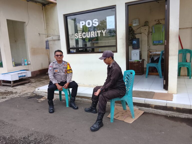 Bhabinkamtibmas Kadurama Sambang Satpam Toko Aneka Sandang Jaga Kondusivitas Kamtibmas