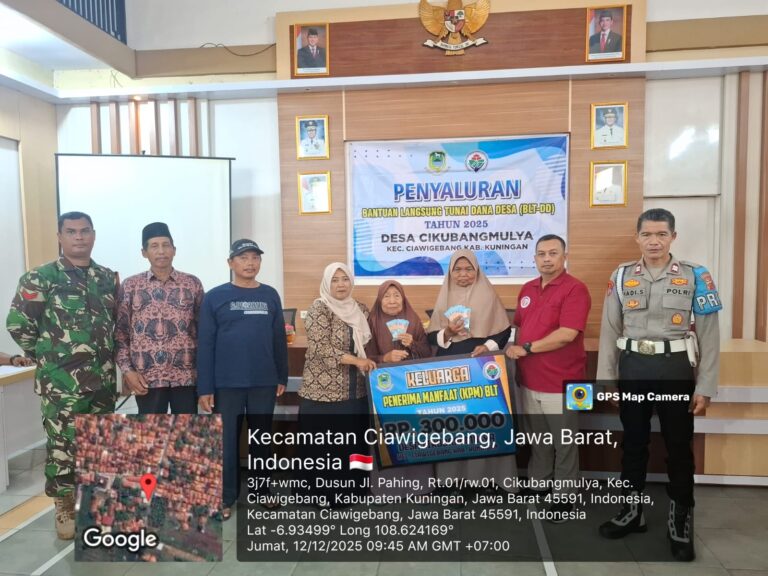 Sinergitas TNI–Polri Polsek Ciawigebang Hadiri Penyaluran BLT-DD Bulan Desember 2025 di Desa Cikubangmulya