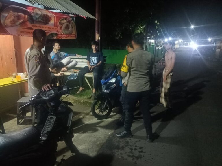 Patroli Malam Hari, Bhabinkamtibmas Polsek Ciawigebang Sambangi Warga Desa Dukuhdalem