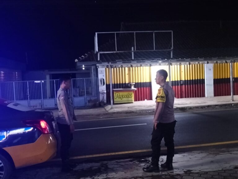 Patroli Malam Hari, Bhabinkamtibmas Polsek Ciawigebang Sambangi Pertokoan di Desa Ciputat