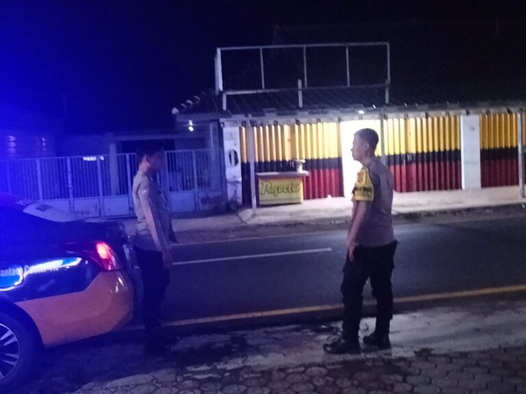 Patroli Malam Hari, Bhabinkamtibmas Polsek Ciawigebang Antisipasi Kejahatan di Pertokoan Desa Ciputat