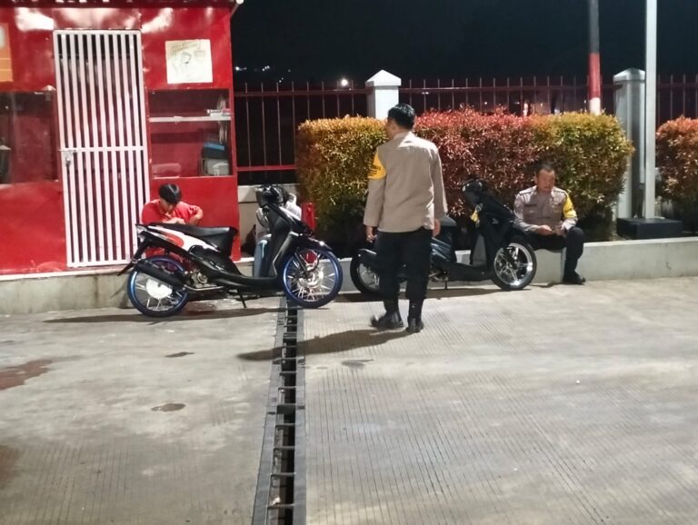Bhabinkamtibmas Polsek Ciawigebang Laksanakan Patroli Malam Hari, Sampaikan Himbauan Kamtibmas di SPBU Cipicung