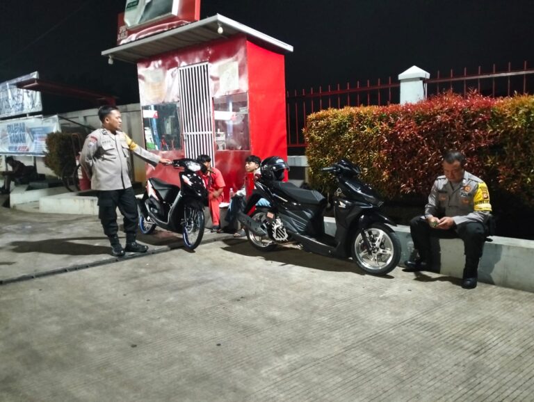 Bhabinkamtibmas Polsek Ciawigebang Gelar Patroli Malam Hari di SPBU Cipicung, Sampaikan Himbauan Kamtibmas