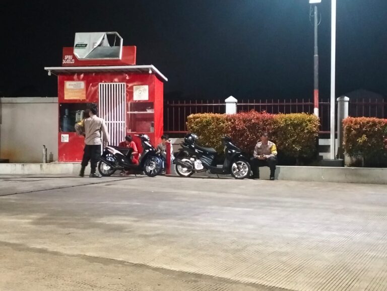 Bhabinkamtibmas Polsek Ciawigebang Patroli Malam Hari, Sampaikan Himbauan Kamtibmas di SPBU Cipicung